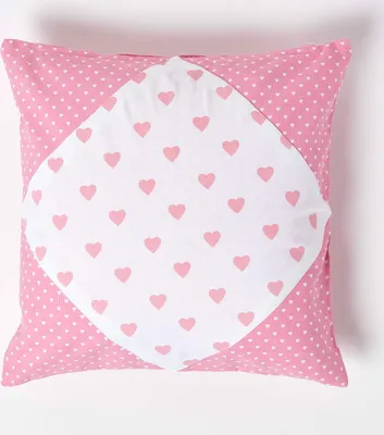 Produktbild von HOMESCAPES Patchwork-Kissenbezug mit Herzen in Rosa, 45 x 45 cm