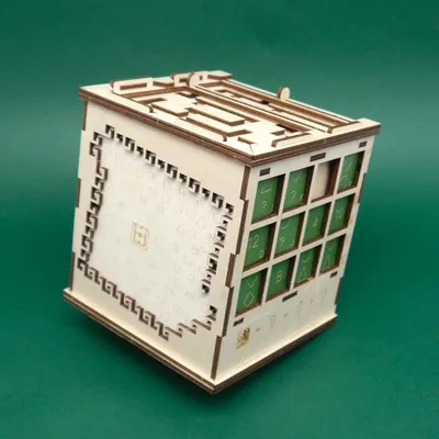 Holzwürfel-Puzzle mit grünen Symbolfeldern und Schiebemechanik, dekorative Maya-Optik als Knobelbox.