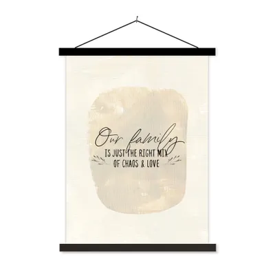 Produktbild von MuchoWow® Textilposter Sprüche - Unsere Familie ist genau die richtige Mischung aus Chaos und Liebe - Zitate 90x120 cm mit schwarzem Rahmen - Dekoration
