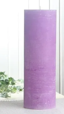 Zdjęcie produktu dla Świeca w stylu rustykalnym, fioletowa, o wymiarach 30 x 10 cm (średnica)