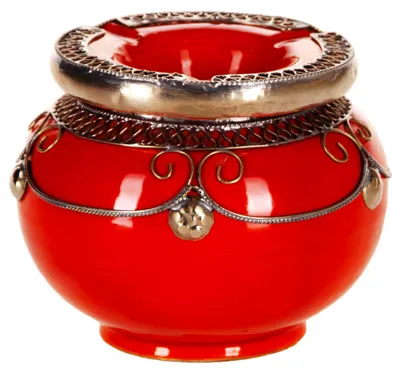 Zdjęcie produktu dla Orientalna popielniczka na zewnątrz z pokrywką Miranda Red 13 cm wysokości | Marokańska popielniczka wykonana z kolorowej ceramiki ze srebrną dekoracją | Popielniczka Storm jako zastawa stołowa i dekoracja