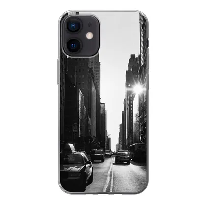 Produktbild von MuchoWow® Handyhülle Schutzhülle Hülle für iPhone 12 Eine ruhige Straße in New York in Schwarz und Weiß Silikon Softcase Handy Hülle - Schutzhülle