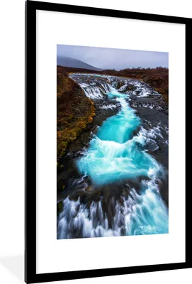 Produktbild von MuchoWow® Gerahmtes Poster Blick auf den europäischen Wasserfall am Geysir 60x90 cm - Poster mit Schwarzem Bilderrahmen Wandposter Rahmen Foto Bilder - Dekoration - Wandposter Wohnzimmer - Hochwertig