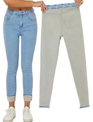 Helle blaue Skinny Jeans, von einer Person getragen, neben einem Paar hellgrauer Skinny Jeans, die von Händen hochgehalten werden