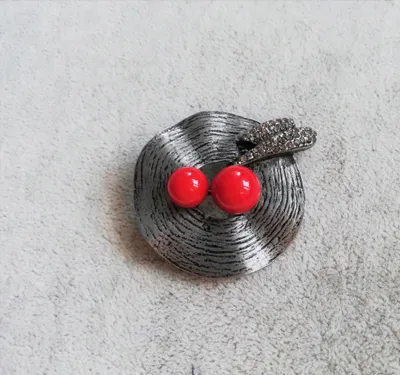 Immagine prodotto di Spilla a sfera rotonda rossa con strass, argento