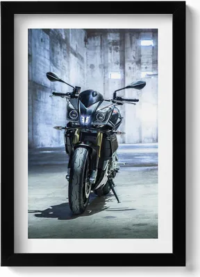Produktbild von Motorrad in einer Gasse in einer Betonstadt– Wandbild mit Rahmen – Gerahmtes Bild  – Wanddekoration – 20x30 cm – Schwarz