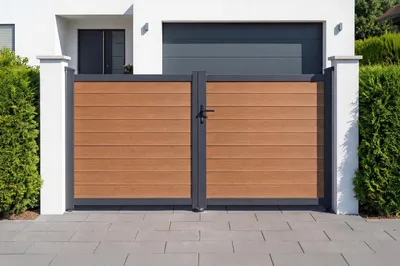 Produktbild von ATHOS 3 m H. 160 cm Massivholz-Schwingtor aus Teakholz mit Aluminiumrahmen