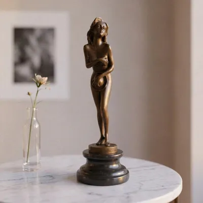 Produktbild von Bronzefigur Frau, patiniert auf Marmorsockel, handgefertigt, H.28 cm