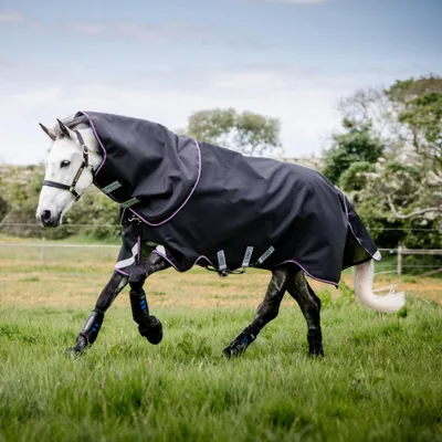 Produktbild von Horseware Rambo Supreme Turnout Medium Vari Layer 250g - Navy/Burgundy, 145
