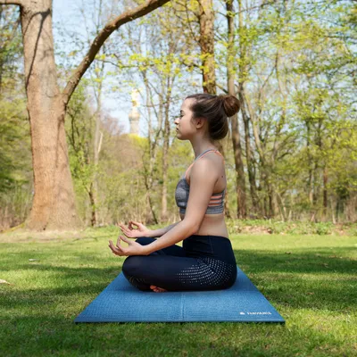 Produktbild von Navaris Klappbare Yoga Matte Fitnessmatte - 4mm Sportmatte Fitness Pilates Sport Gymnastikmatte rutschfest - Reise Yogamatte faltbar - versch. Farben