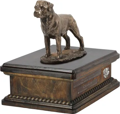 Zdjęcie produktu dla Rottweiler - urna na psie prochy, personalizowana urna ze statuetką, drewniana urna z psem marki Art-Dog