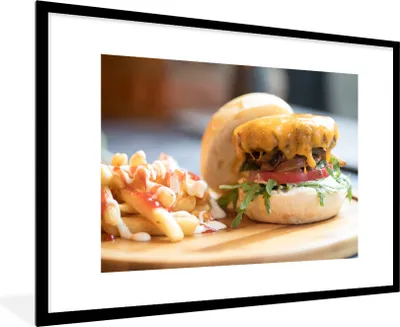 Produktbild von MuchoWow® MuchoWow® Gerahmtes Poster Hamburger mit geschmolzenem Käse 90x60 cm - Poster mit zchwarzem Bilderrahmen - Wanddekoration - Fotos