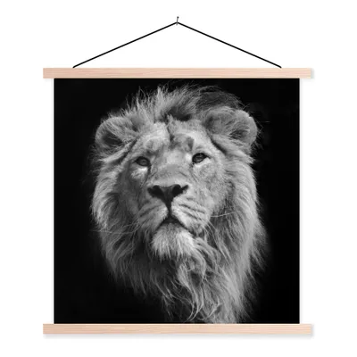 Produktbild von MuchoWow® Textilposter Löwe - Porträt - Schwarz - Weiß 40x40 cm mit holzfarbenen Rahmen - Posterleiste
