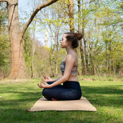 Produktbild von Navaris Yogamatte aus Kork rutschfeste Matte - Yoga Sportmatte Fitnessmatte mit Tragegurt - 183x61x0,5cm Fitness Gymnastikmatte - Schadstofffrei