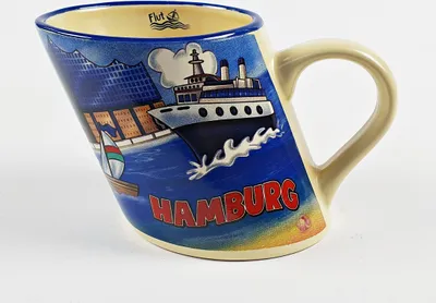 Produktbild von Hamburg schräger Becher schiefe Tasse Elphi Rathaus Möwe Souvenir