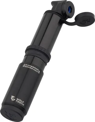 Zdjęcie produktu dla Pompka ręczna Wolf Tooth EnCase System, 40cc, z mocowaniem do ramy