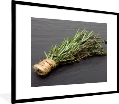 Produktbild von MuchoWow® Gerahmtes Poster Thymian - Kräuter - Grün - Tisch - Küche - Stein 80x60 cm - Poster mit Schwarzem Bilderrahmen Wandposter Rahmen Foto Bilder - Schlafzimmer-Dekorationen - Fotoposter