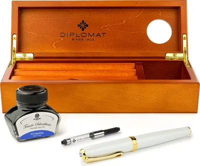 Produktbild von Füllfederhalter-Set „Diplomat Excellence A2 Pearlescent Gold“ mit Füllfederhaltertinte in Königsblau, verpackt in einer hochwertigen Schatulle aus edlem Holz, Edelstahl-Führungsringe M