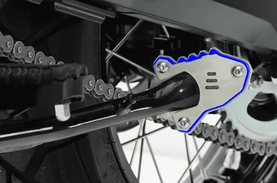 Imagen del producto de Extensión del patillón lateral azul para la SUZUKI V-Strom, marca ISOTTA