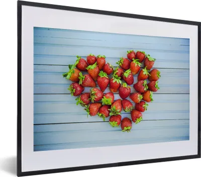 Produktbild von MuchoWow® MuchoWow® Gerahmtes Poster Erdbeerherz 40x30 cm - Poster mit zchwarzem Bilderrahmen - Bilderrahmen - Poster im Rahmen