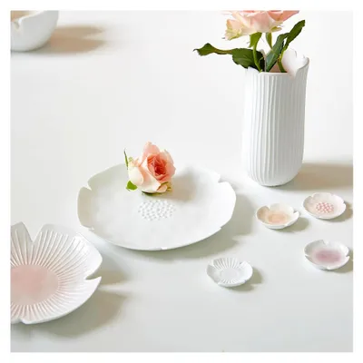 Produktbild von Dekorativer Porzellan Teller mit kunstvollen floralen Motiven
