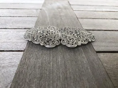 Produktbild von Silberne Dirndlschließe 90mmx50mm Metallverschluss