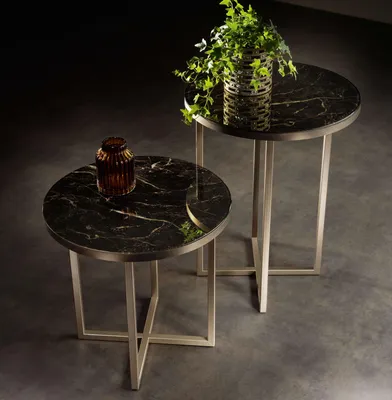 Image de Ensemble de tables d'appoint – Noir, métal, pour les salons modernes.