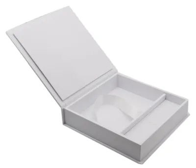Produktbild von Hochzeit Foto Box mit USB Fach – Erinnerungsbox für Fotos 13x18 cm, Premium Leinen Aufbewahrungsbox, Geschenkbox für Hochzeit, Geburtstag, Familienfeiern & besondere Momente (Weiss, 21x21 cm)