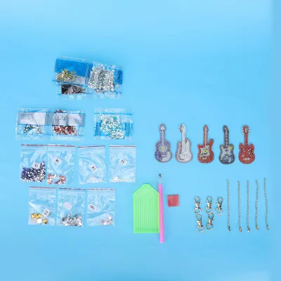 Image de Kit de bricolage pour création d'un accessoire décoratif en forme de guitare avec diamants à coller