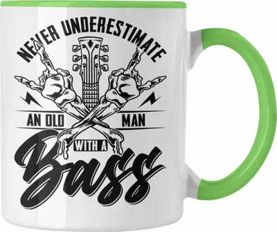 Produktbild von Trendation - Bassist Tasse Geschenk Bass-Spieler Geschenkidee Kaffee-Becher Never Underestimate An Old Man With A Bass (Grün)