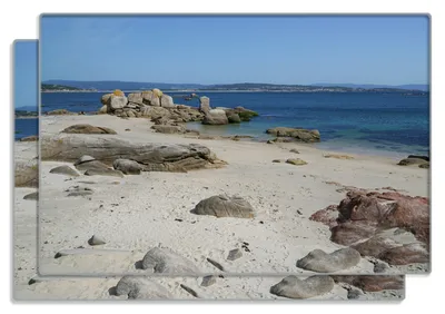 Produktbild von Wallario Frühstücksbrettchen 2er Set aus Glas, je 20 x 30 cm, mit rutschfesten Füßen, Motiv Felsen auf einem Sandstrand
