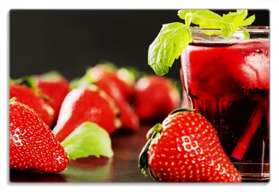 Produktbild von Wallario Frühstücksbrettchen aus Glas 20 x 30 cm mit rutschfesten Füßen, Motiv Erdbeer-Mojito - Frische Erdbeeren