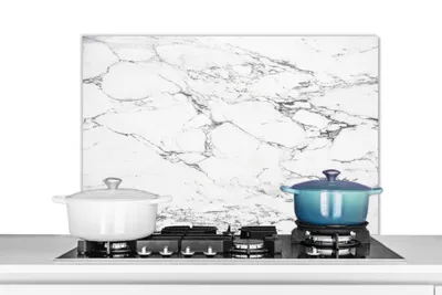 Produktbild von KitchenYeah®  Spritzschutz Küche - Küchenrückwand - Wandschutz für Herd und Spüle - Schwarze Muster durch weißen Marmor 90x60 - Alu-Dibond (Alternative zum Spritzschutz aus Glas) - Hitzebeständig - He