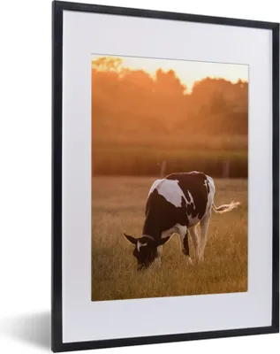 Produktbild von MuchoWow® Gerahmtes Poster Kuh - Sonne - Tiere 30x40 cm - Poster mit Schwarzem Bilderrahmen Wandposter Rahmen Foto Bilder - Wandposter Schlafzimmer