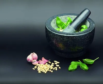 Produktbild von Küchenreibe und Stößel, Schüssel mit Nussknacker, Knoblauchzerkleinerer