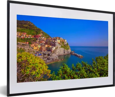 Produktbild von MuchoWow® Gerahmtes Poster Blauer Himmel über Cinque Terre 60x40 cm - Poster mit Schwarzem Bilderrahmen Wandposter Rahmen Foto Bilder - Schlafzimmer - Plakat in Rahmen - Drucken