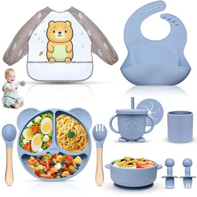 Immagine prodotto di Set di stoviglie in silicone per bambini Unyqoos® da 11 pezzi – antiscivolo con ventose, senza BPA, composto da: piatto, ciotola, bicchiere con coperchio e cannuccia, bavaglino e posate per bambini