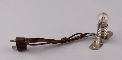Produktbild von Glühbirne E10 mit Metallsteg, Krippenbeleuchtung, Puppenhausbeleuchtung, 3,5 V