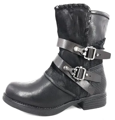 Image de Passerelle de Munich. Chaussures pour femmes. Bottes. Bottes noires. Chaussures de loisirs