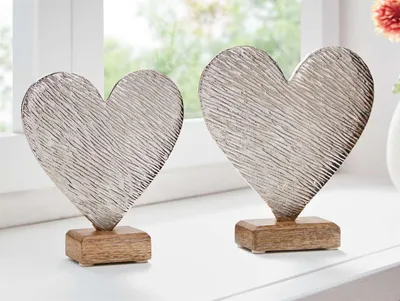 Produktbild von 2x Dekofigur Herz "Silber" aus Aluminiumguss in silber, Antik Finish, Sockel aus Mango Holz, Dekoherz