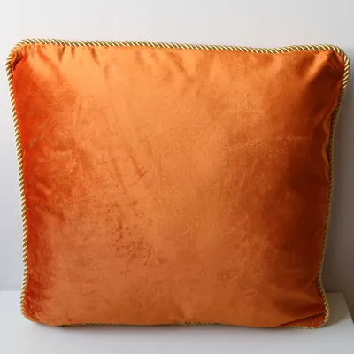 Productafbeelding van Mars & More fluwelen kussens met gouden rand, in de kleur oranje, ongeveer 45x45 cm