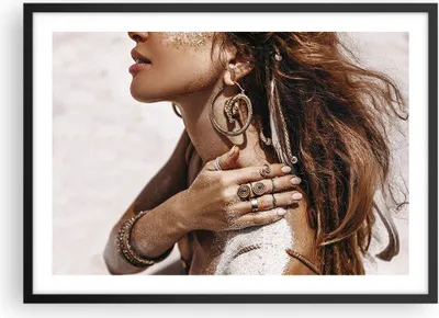 Produktbild von Gerahmtes Poster - Schwarzer Rahmen - Sand Frau Schmuck - 70x50 cm - Wand Bild - Wanddeko - Wandbilder - Kunstposter - Wandposter - Bilderrahmen - Bilder - Kunstdruck - P2BAA70x50-4802