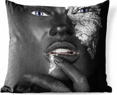 Produktbild von MuchoWow® Outdoor Kissen - Frau - Silber - Schwarz - 50x50 cm - Wetterfest - Lounge Kissen - Komfortabel - Kissen mit Bild