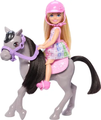 Produktbild von Barbie Chelsea Spielzeugset mit Puppe und Pferd, enthält Helm-Zubehörteil, Puppe kann zum „Reiten“ die Knie anwinkeln, Pony, Modepuppe, Weiblich, 3 Jahr(e), Mädchen, 150 mm, 133 g