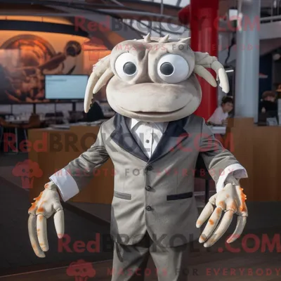 Produktbild von Maskottchen REDBROKOLY einer Silberkrabbe mit Blazer und Fäustlingen