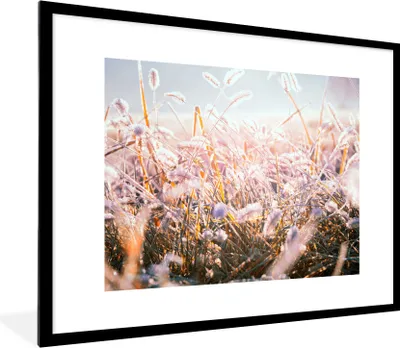 Produktbild von MuchoWow® Gerahmtes Poster Gras - Sonne - Winter - Schnee 80x60 cm - Poster mit Schwarzem Bilderrahmen Wandposter Rahmen Foto Bilder - Schlafzimmer-Dekorationen - Fotoposter