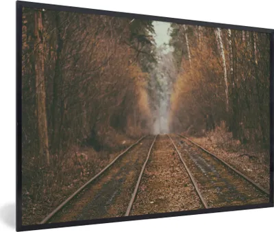 Produktbild von MuchoWow® Gerahmtes Poster Bahnstrecke - Weg - Wald - Baum 60x40 cm - Poster mit Schwarzem Bilderrahmen Wandposter Rahmen Foto Bilder - Printing - Wanddeko Schlafzimmer