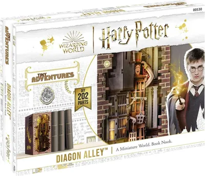 Produktbild von Revell Tiny Adventures - Harry Potter Diagon Alley | DIY Book Nook | Handgefertigte Miniaturwelten zum Zusammenbauen | 3D Puzzle aus Holz mit LED-Beleuchtung