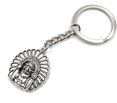 Productafbeelding van Onwomania, Indiaanse hoofdversiering, sleutelhanger, metalen geluksbringer in een aluminium cadeauverpakking, ideaal om cadeau te geven