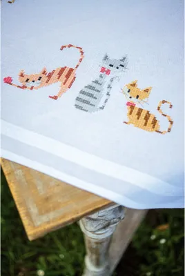Zdjęcie produktu dla Zestaw do haftu krzyżykowego Vervaco "Koty w paski", wstępnie narysowany obrazek do haftu, 80x80cm